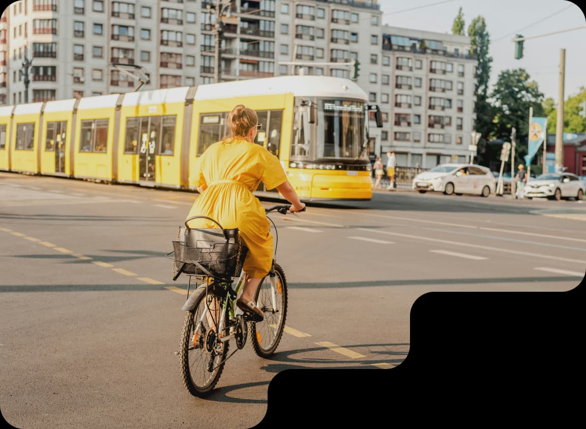 Велосипедист на фоне городского транспорта